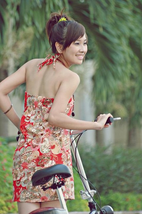 Xính style váy xinh hiện đại, Thảo Kupit trẻ trung và đáng yêu lạ.